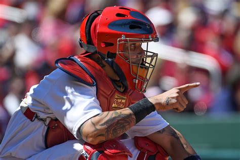 Yadier Molina and the technique he uses to "steal" outside strikes - Viva El Birdos