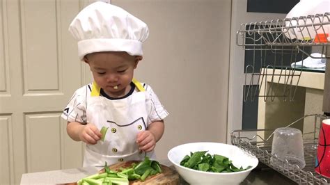 CHEF REI STIR FRY VEGETABLE FOR DINNER.. SENSORY PLAY IN THE KITCHEN ...