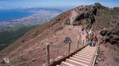 Climbing Mt. Vesuvius - Leisure Italy