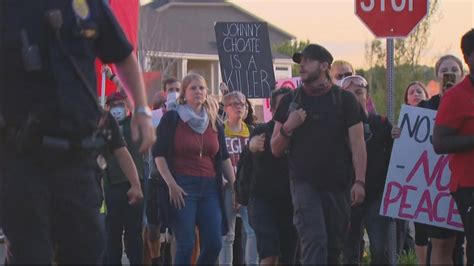 3 Arrested At ICE Protest Outside GEO Official's Home In Aurora - CBS Colorado