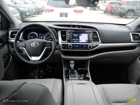 2018 Toyota Highlander XLE AWD Dashboard Photos | GTCarLot.com