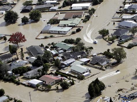 Cyclone Debbie: New Zealand towns evacuated after 'once in 500-year ...