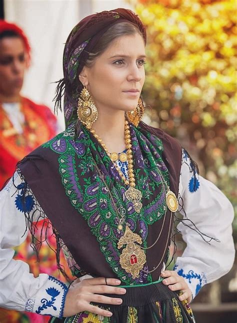 women from Portugal wearing a Traditional dress : r/pics