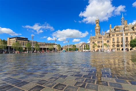 Bradford (UK) : A City Known for Its Urban Girt Mill Chimneys and Its Grand Victorian Structures ...