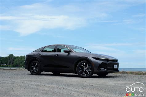 2023 Toyota Crown review | Car News | Auto123