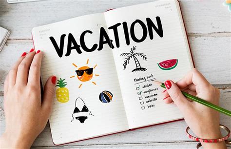 Woman writing packing list for summer vacation | Free photo - 423922
