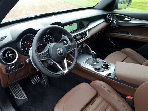 Alfa Romeo Stelvio (interior) - 6SpeedOnline