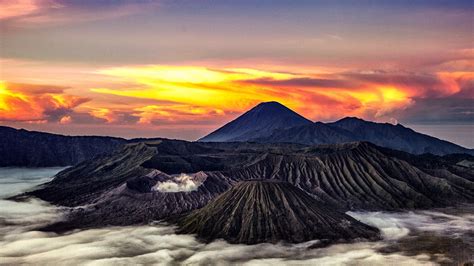 10 Gunung Terindah di Indonesia yang Wajib Dikunjungi