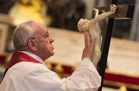 Pope Francis: The crucifix is for prayer, not decoration | Faith and ...