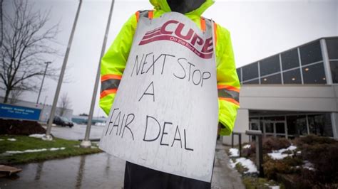 Metro Vancouver transit strike enters 2nd day | CBC News