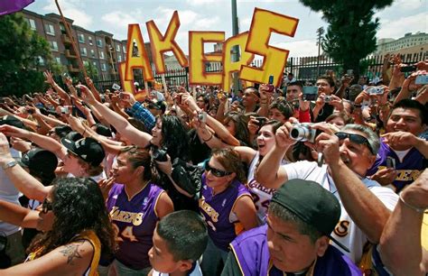 Fans line up for Lakers victory parade