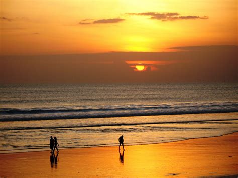 Objek / Tempat Wisata, Tour dan Informasi Bali : Pemandangan Sunset di Pantai Kuta