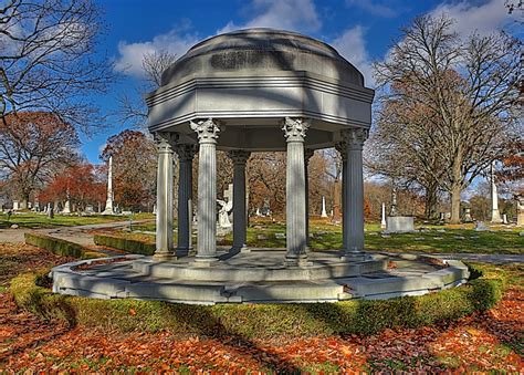 Crown Hill Cemetery | HDR creme