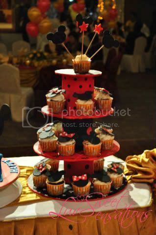 .: Mickey Mouse Fondant Cake and Cupcakes