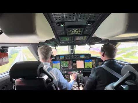 Gulfstream G700 cockpit landing - YouTube