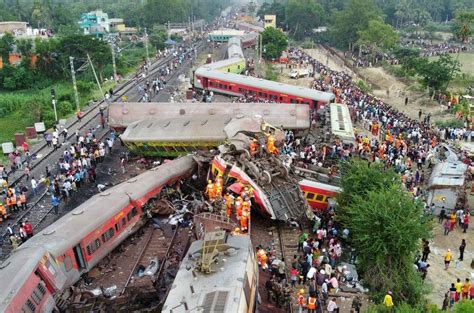 Families, Rescuers Search For Victims Of India’s Worst Train Crash In Decades - iAfrica