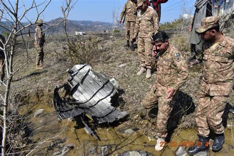 PAK F16 Pilot Beaten By Pakistani Villagers believing He Was Indian Pilot