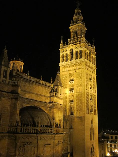 HISTORIAS Y LEYENDAS SEVILLA EN IMÁGENES: LA GIRALDA DE NOCHE