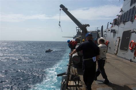 DVIDS - Images - USS Mason (DDG 87) Boat Operations [Image 4 of 5]