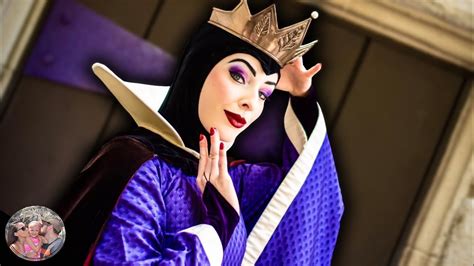 Evil Queen Costume: Crown And Brooch Disneyland Show ...