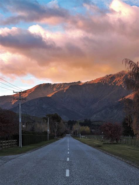 Sunrise somewhere near Arrowtown, New Zealand [OC] : r/SkyPorn