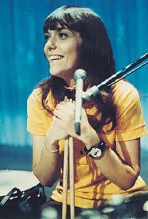 Amazing Photographs of Karen Carpenter Playing Drums and Singing ...