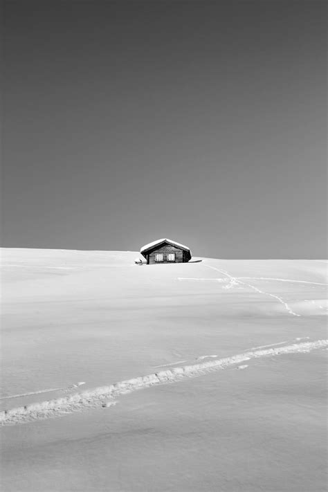 Lonesome remote cottage on snowy valley · Free Stock Photo