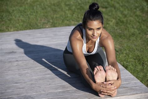 Tips for Practicing Yoga Outdoors (+ Benefits)