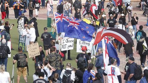 Lockdown protesters gather in Wellington to march to the NZ Parliament