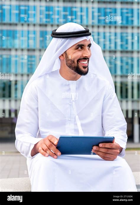 Arab middle-eastern man wearing emirati kandora traditional clothing in ...