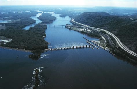File:Mississippi River Lock and Dam number 7.jpg - Wikimedia Commons