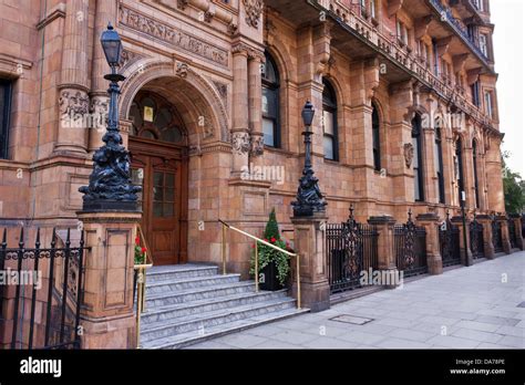 Russell Rooms doorway to the Russell Hotel, London, England, GB, UK ...