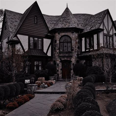 Pin by 🌹 on aes | exteriors. | Dark house, Dark academia house ...