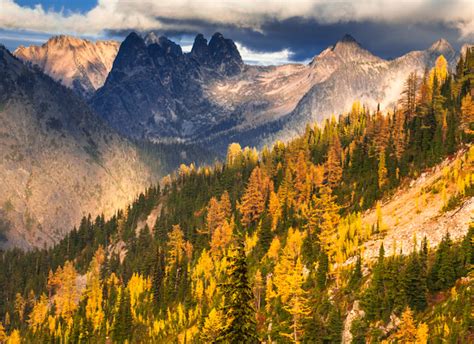 Autumn Ecstasy: The Top 10 Fall Color Hikes in Washington – AdventuresNW