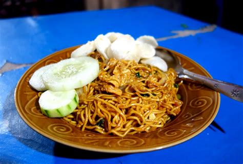 Mie goreng ayam - Fried noodles with chicken - Indonesia - Exotic recipes — Authentic World Food