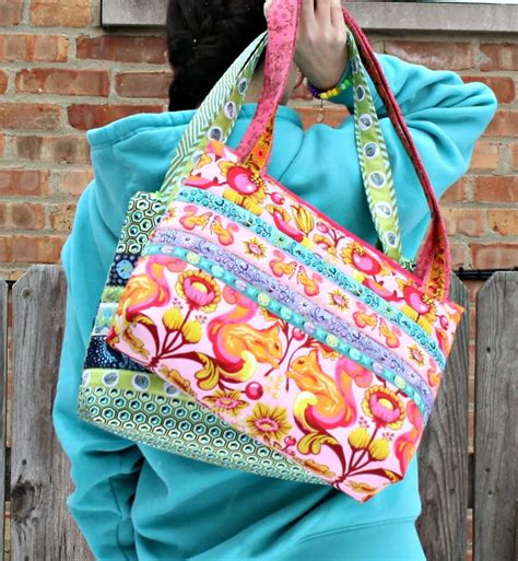 Arabesque Bag Pattern | FaveQuilts.com