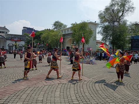 The Art Community of the City of Semarang Celebrates the Cultural Tradition of Warak Ngendog at ...