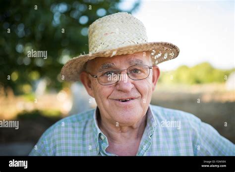 Farmer straw hat portrait hi-res stock photography and images - Alamy