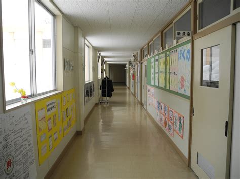 File:Hitane Elementary School 1F hallway B.jpg - Wikimedia Commons