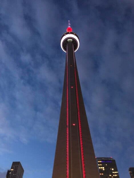 Premium Photo | Cn tower at night in toronto canada