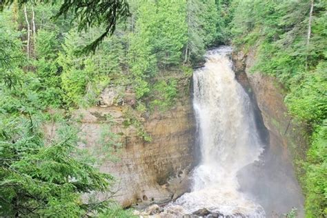 10+ Best Upper Peninsula Michigan waterfalls! + map 🌳 UP Michigan road trip travel blog ...