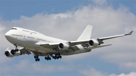 Boeing 747 cargo plane makes emergency landing shortly after takeoff at Miami airport - KYMA