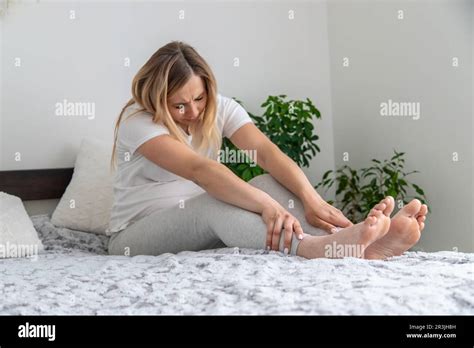 Pregnant woman legs are swollen. Selective focus. home Stock Photo - Alamy