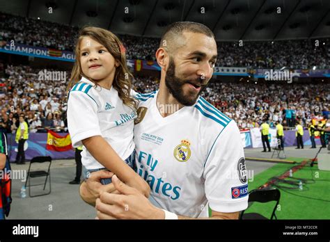 Karim Benzema of Real Madrid celebrates with his daughter after the ...