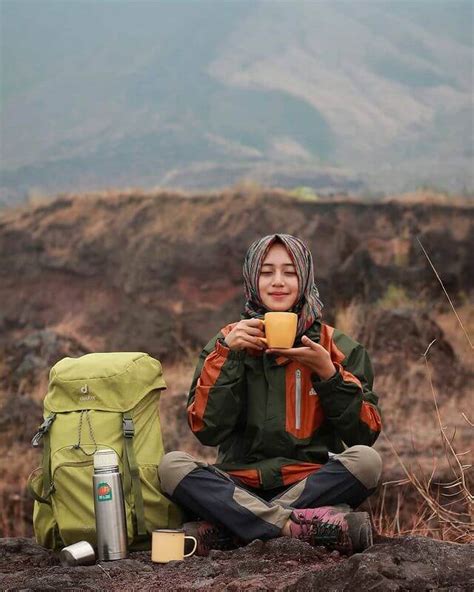 Nomor 6 Kayanya Mitos Deh, Ini Dia Tipe-Tipe Wanita Pendaki Gunung