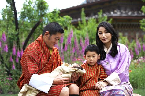 King and Queen of Bhutan introduce newborn son in sweet family ...