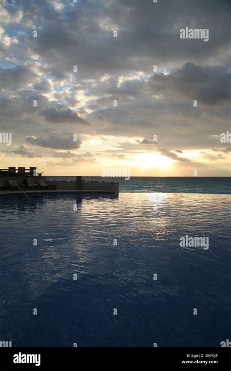 Infinity pool in Cancun, Mexico Stock Photo - Alamy