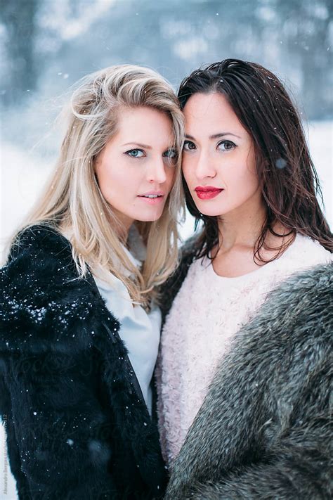 «Portrait Of Two Beautiful Woman On A Winter Snow Day.» del colaborador de Stocksy «Alexandra ...