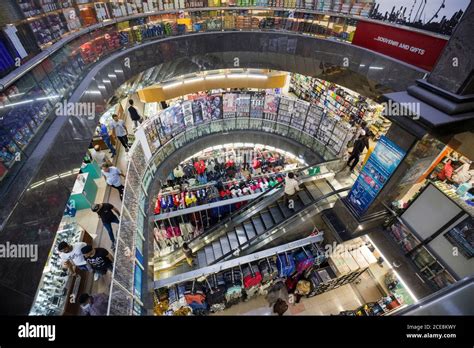 Singapore: shopping mall Mustafa Center in the district of Little India Stock Photo - Alamy