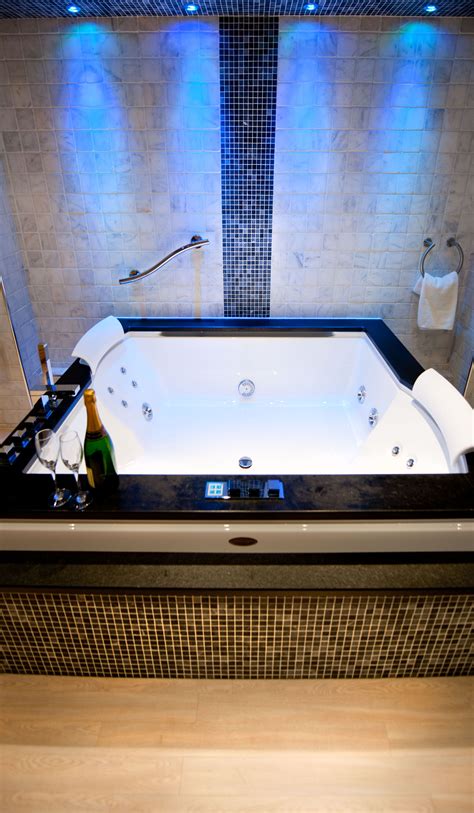 Sanctuary Spa Suite - Double Jacuzzi bath , Infra Red Sauna | Luxury ...